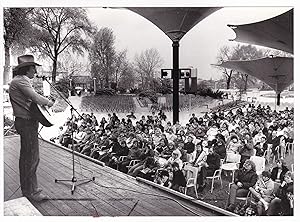 Pressefoto / Aushangfoto Mike Krüger mit Hut und Gitarre, spielt auf einer Bühne vor Publikum. Um...