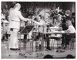 Pressefoto / Aushangfoto Hans Rosenthal, im Hintergrund ein Orchester, wohl während einer Fernseh...