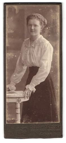 Bild des Verkufers fr Fotografie Atelier Victoria, Leipzig, Portrait junge Dame in weisser Bluse mit Zeitung an Tisch gelehnt zum Verkauf von Bartko-Reher