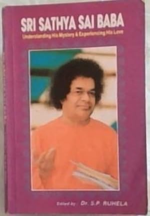 Immagine del venditore per SRI SATHYA SAI BABA - Understanding His Mystery and Experiencing His Divine Love venduto da Chapter 1