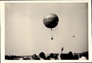 Foto Ballon Gebras über einer Ortschaft, Zuschauer