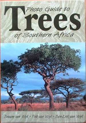 Image du vendeur pour Photo Guide to Trees of Southern Africa mis en vente par CHAPTER TWO