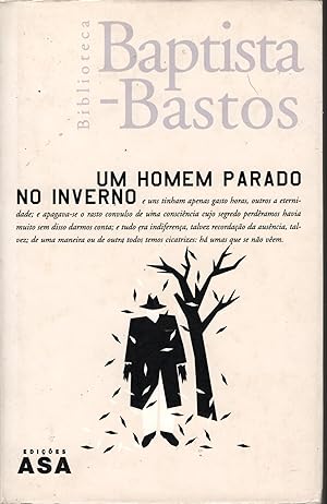 UM HOMEM PARADO NO INVERNO