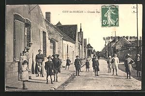 Carte postale Gisy-les-Nobles, Grande Rue, vue de la rue