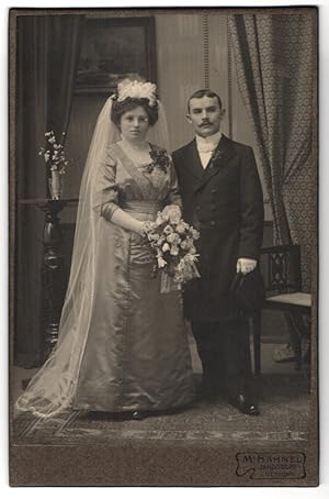 Seller image for Fotografie M. Hhnel, Jahnsdorf i. Erzgebirge, Ehepaar bei Hochzeit for sale by Bartko-Reher