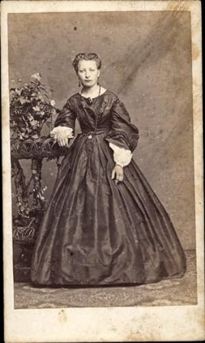 Foto Edle Dame im langen Kleid, um 1860, Fotograf A. Müller, Aachen, Wothly's Photogr. Anstalt