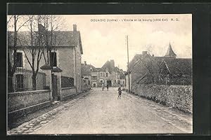 Carte postale Douadic, L`Ecole et le bourg