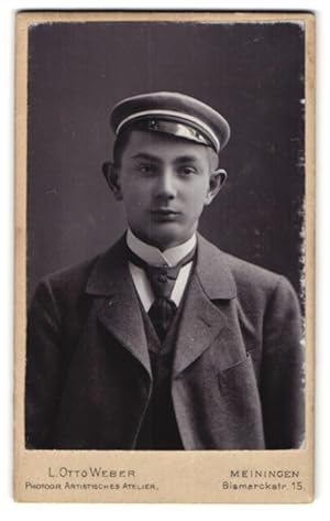 Fotografie L. Otto Weber, Meiningen, Bismarckstr. 15, Portrait junger Student im Anzug mit Teller...