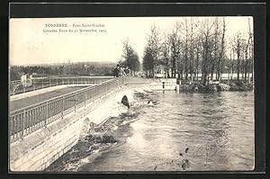 Carte postale Tonnerre, Pont Saint-Nicolas, Grandes Eaux du 21 Novembre 1905, inondation