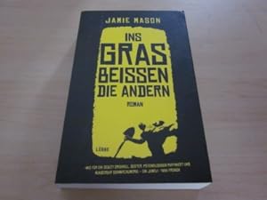 Seller image for Ins Gras beissen die andern. Roman for sale by Versandantiquariat Schfer