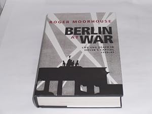 Bild des Verkufers fr Berlin at War: Life and Death in Hitler s Capital, 1939-45. zum Verkauf von Der-Philo-soph