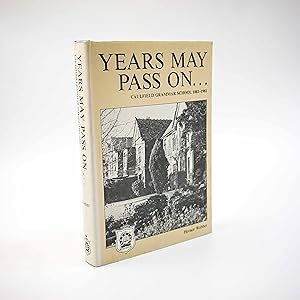 Image du vendeur pour Years May Pass On; Caulfield Grammar School 1881-1981 mis en vente par Jacket and Cloth