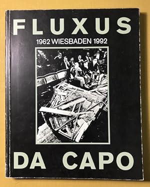 Bild des Verkufers fr Fluxus da capo. 1962 - Wiesbaden - 1992. Fluxus in Wiesbaden 1992. Henning Christiansen, Geoffrey Hendricks, Dick Higgins, Joe Jones, Milan Knizak, Alison Knowles, Nam June Paik, Benjamin Patterson, Emmett Williams & John Cage, Maria Eichhorn. an neun Orten. Bellevue-Saal, Bchergilde Gutenberg, ESWE-Hochhaus, Fluxeum, Kunsthaus, Nassauischer Kunstverein, Rathaus, Villa Clementine, Wienerwald. im September und Oktober. zum Verkauf von Antiquariat Cassel & Lampe Gbr - Metropolis Books Berlin