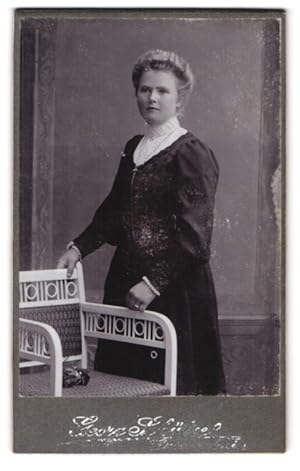 Bild des Verkufers fr Fotografie Georg Schtze, Grossenhain, Portrait blonde junge Schnheit am Stuhl stehend zum Verkauf von Bartko-Reher