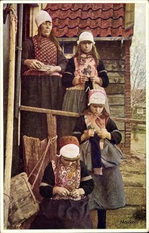 Bild des Verkufers fr Ansichtskarte / Postkarte Marken Nordholland Niederlande, Junge Frau und ihre Tchter in niederlndischer Tracht zum Verkauf von akpool GmbH