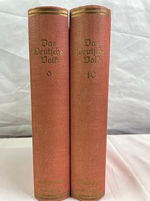 Bild des Verkufers fr Die Deutsche Soldatenkunde, 1.und 2.Band KOMPLETT. 1.Band: Textband, 2.Band Bildatlas. Das Deutsche Volk: Sein Wesen - Seine Stnde, Band 9 und 10. Mit 620 Abbildungen, 7 Farbtafeln, 2 Faksimile-Beilagen, 2 Originalbeigaben, einem soldatenkundlichen Schrifttumsverzeichnis und einem Orts-, Namen- und Sachverzeichnis. zum Verkauf von Antiquariat Bler