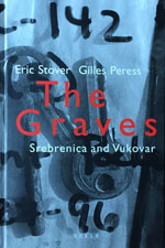 Bild des Verkufers fr Peress, Gilles. The Graves. Srebrenica and Vukovar. zum Verkauf von Kunstkiosk im Helmhaus