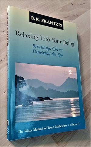 Bild des Verkufers fr Relaxing Into Your Being. Breathing, Chi & Dissolving the Ego. The Water Method of Taoist Meditation, Volume 1 zum Verkauf von Llibres Bombeta