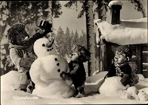 Ansichtskarte / Postkarte Mecki der Igel, Winterfreuden, Igel bauen einen Schneemann