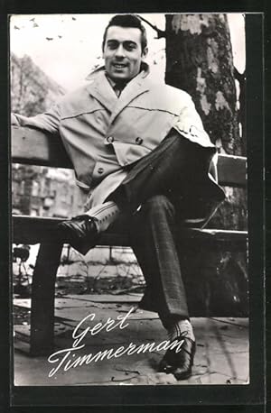 Bild des Verkufers fr Ansichtskarte Schauspieler Gert Timmerman sitzt auf einer Bank im Park zum Verkauf von Bartko-Reher
