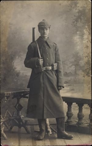 Foto Ansichtskarte / Postkarte Deutscher Soldat in Uniform mit Kurzkarabiner, Portrait, Fotograf ...