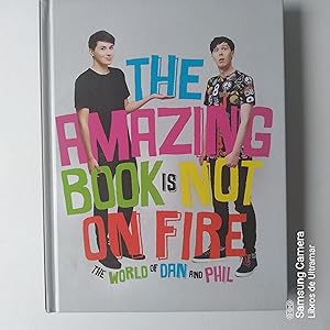 Seller image for The amazing book is not on fire. The world of Dan and Phil. for sale by Libros de Ultramar. Librera anticuaria.