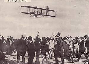 Der Aeroplan im Fluge. (Historisches Doppeldecker-Flugzeug bei öffentlicher Vorführung).