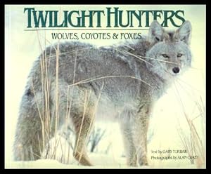 Imagen del vendedor de TWILIGHT HUNTERS - Wolves, Coyotes and Foxes a la venta por W. Fraser Sandercombe