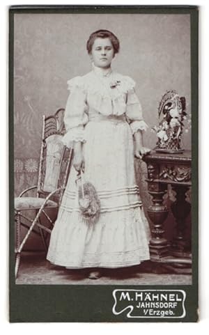 Seller image for Fotografie M. Hhnel, Jahnsdorf i / Erzgeb., Portrait junge Dame im weissen Kleid mit Fcher for sale by Bartko-Reher