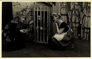 Foto Ansichtskarte / Postkarte Theaterszene, Hänsel und Gretel, Schauspieler, böse Hexe, Stall