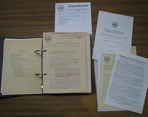 Bild des Verkufers fr Arbeitsbericht der Arbeitsgemeinschaft ostdeutscher Familienforscher e. V. Sitz Herne. Konvolut mit 44 Heften der Jahre 1966 bis 1988. - Enthalten: Dritte Folge, Nr. 2 ( November 1966 ), Nr. 13, 14 und 15 ( Mrz, August und Dezember 1970 ) / Vierte Folge komplett mit 12 Nummern, 1971 - 1975 / Fnfte Folge kpl. mit 20 Heften, 1976 - 1982 / Sechste Folge, No. 1 - 10 ( ohne Hefte 3 und 9 ), Juli 1983 bis Juli 1988. - Mit Beigaben siehe Anmerkung. zum Verkauf von Antiquariat Carl Wegner