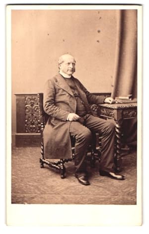 Photo G., R. Lavis, London, 135 Regent Street, Portrait dicker Mann im Anzug mit Halbglatze sitze...