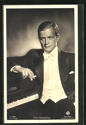 Bild des Verkufers fr Ansichtskarte Schauspieler Rolf Moebius sitzt mit Zigarette am Klavier zum Verkauf von Bartko-Reher