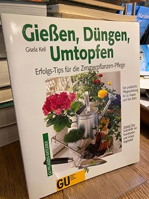 Bild des Verkufers fr Giessen, Dngen, Umtopfen. Erfolgs-Tips fr die Zimmerpflanzen-Pflege. Die praktische Pflegeanleitung fr zu Hause und frs Bro. GU-Pflanzen-Ratgeber. zum Verkauf von Altstadt-Antiquariat Nowicki-Hecht UG