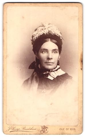 Photo F. Champion Bradshaw, Douglas, 40 Finch Road, Portrait Dame im Kleid mit Haube