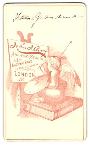 Photo John J. Avery, London, 7 Archway Road, Engel sitzt auf Buch mit Farbpalette und malt das Fi...