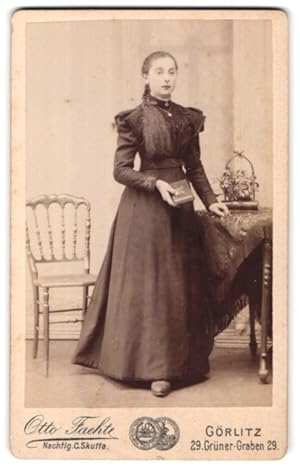 Seller image for Fotografie Otto Fachte, Grlitz, Grner Graben 29, Junge Dame mit geflochtenen Haaren trgt Kleid und hlt Buch for sale by Bartko-Reher