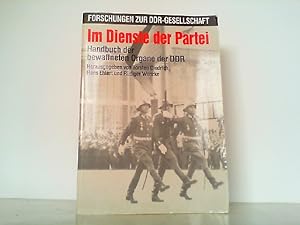 Bild des Verkufers fr Im Dienste der Partei - Handbuch der bewaffneten Organe der DDR. zum Verkauf von Antiquariat Ehbrecht - Preis inkl. MwSt.