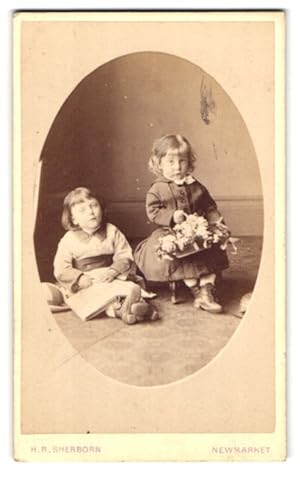 Photo H. R. Sherborn, Newmarket, Portrait zwei kleine Mädchen in modischen Kleidern