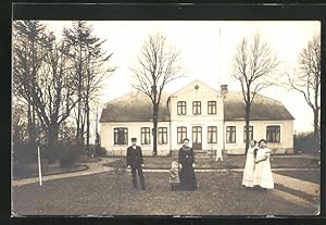 Foto-Ansichtskarte Schaalby, Familie und Dienstmädchen am Gehöft Hunger