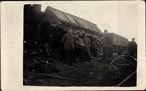 Foto Ansichtskarte / Postkarte Deutsche Soldaten vor umgekipptem Güterwaggon, I WK