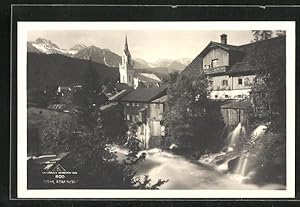 Bild des Verkufers fr Ansichtskarte Schladming, am Wasserlauf, Blick zur Kirche und auf die Berge zum Verkauf von Bartko-Reher