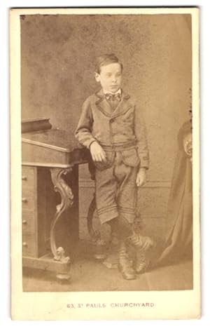 Seller image for Photo London, County, London-EC, 63, St. Pauls Churchyard, Portrait kleiner Junge im Anzug an Pult gelehnt for sale by Bartko-Reher
