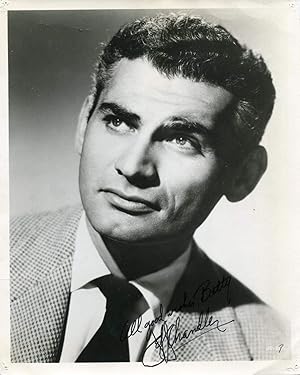 Bild des Verkufers fr Jeff Chandler autograph | Signed vintage photograph zum Verkauf von Markus Brandes Autographs GmbH