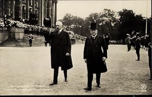 Foto Ansichtskarte / Postkarte Reichspräsident Paul von Hindenburg beim Abschreiten der Ehrenkomp...