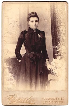 Bild des Verkufers fr Photo Ramsden, Leicester, 43, Granby St., Portrait junge Dame im schwarzen Kleid zum Verkauf von Bartko-Reher