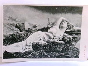 Seller image for Reutlinger. Alte Ansichtskarte / Postkarte s/w, ungel. ca 1900 ?. Leicht bekleidete Dame lasziv auf Wiese liegend, D.H.C. No. 1606, Fotographie, Erotik for sale by ABC Versand e.K.