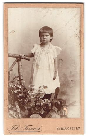 Bild des Verkufers fr Fotografie Joh. Freund, Schlchtern, Portrait kleines Mdchen im hbschen Kleid zum Verkauf von Bartko-Reher