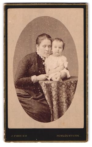 Bild des Verkufers fr Fotografie J. Freund, Schlchtern, Portrait brgerliche Dame mit einem Kleinkind zum Verkauf von Bartko-Reher
