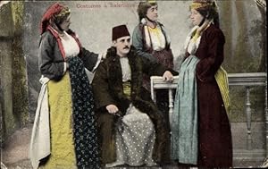 Bild des Verkufers fr Ansichtskarte / Postkarte Thessaloniki Griechenland, Costumes  Salonique, Mann mit drei Frauen zum Verkauf von akpool GmbH